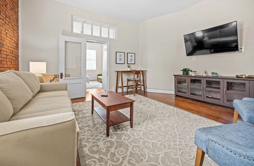 St. Charles Apartment | Relaxing South Main Apartment with Modern Comforts