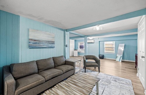 San Jacinto Apartment | Historic Anchor at M | Sleeps 7 Outdoor Shower Mins to Beach & Moody Gardens