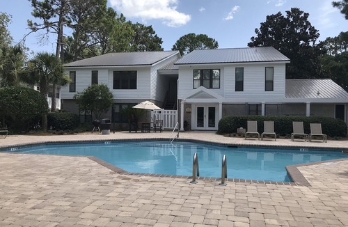 Saint Simons Island Condo | A retreat that can't be beat! 1 bed/1 bath, by the pool and close to everything