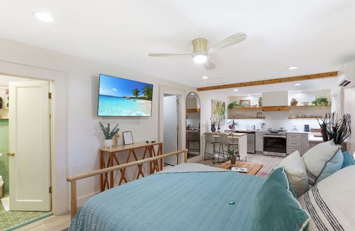 High Springs Apartment | Stylish Studio in Historic High Springs, 5 min Walk to Restaurants, Shops, Bars!