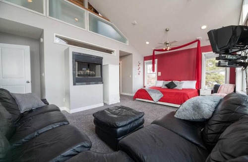 Alto Apartment | Campau Lake Retreat | 3 Levels | Family-Friendly