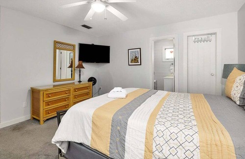 Saint Simons Island Apartment | Ocean Tabby | St. Simons Island Village Condo Near Pier & Beach