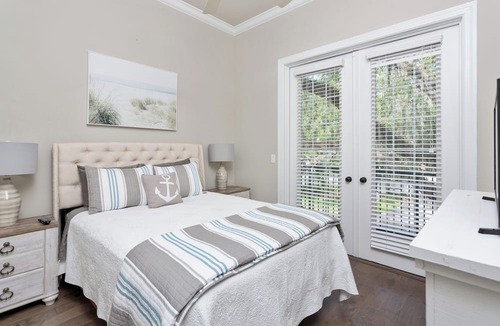 King City Condo | In the Heart of the Pier/Village area. Community pool.