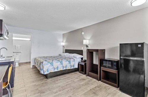 Wilmington Apartment | 1 Queen Bed|Nsmk,Kitchen