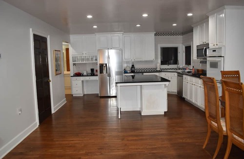 Suwanee House | The Hill-Private Estate Near Atlanta-Huge Home, 2 Kitchens, Ideal for Gatherings