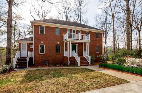 Suwanee House | The Hill-Private Estate Near Atlanta-Huge Home, 2 Kitchens, Ideal for Gatherings