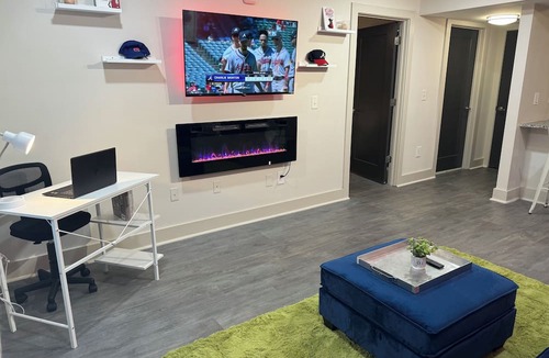 Cumberland Apartment | King Suite | 1mi to The Battery + Mins to Midtown!