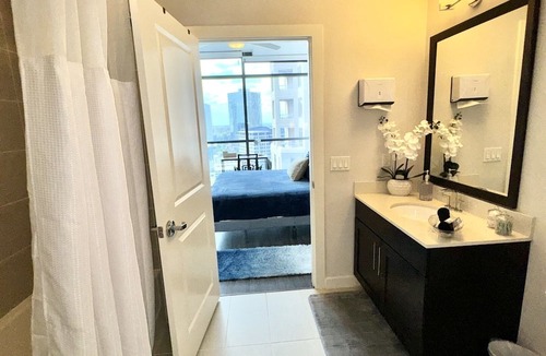 North Buckhead Apartment | Executive 3BR Buckhead Penthouse/Pool/Balcony/Walk to Lenox,Phipps Plaza & Marta