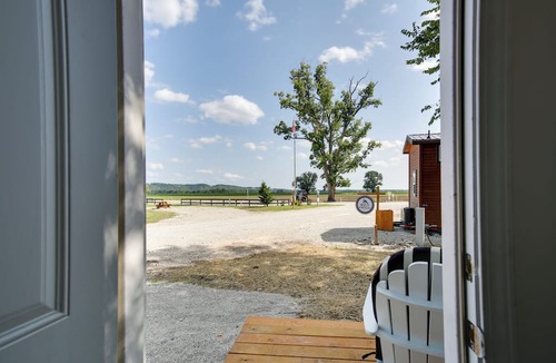 Defiance Apartment | 'The Chardonnay Chalet' Defiance Studio Trail!