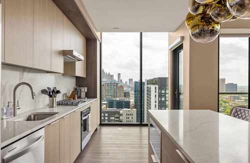 Midtown Apartment | *New* 26th Floor Corner - Goldfinger by ALR