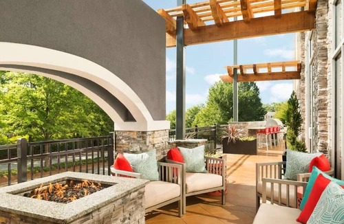 Sandy Springs Hotel | North Atlanta Getaway: Indoor Pool, Fitness Center & Parking + Breakfast