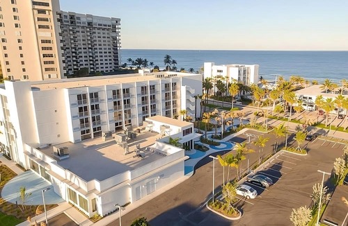 Lauderdale-by-the-Sea Hotel | Serene Stay Near the Beach! Onsite Fitness Center and Outdoor Pool, Pets Welcome