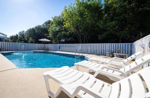 Duck House | Walk to Beach with Private Pool in the Heart of Duck