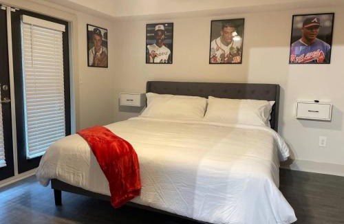 Cumberland Apartment | Free Parking! Comfy 1Bedroom Unit! 10 min to Midtown & 1 Mile To Braves Truist Park!