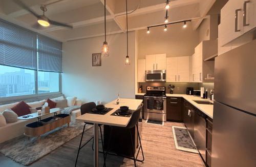 Peachtree Center Apartment | Luxury High Rise Downtown 1BR Apartment