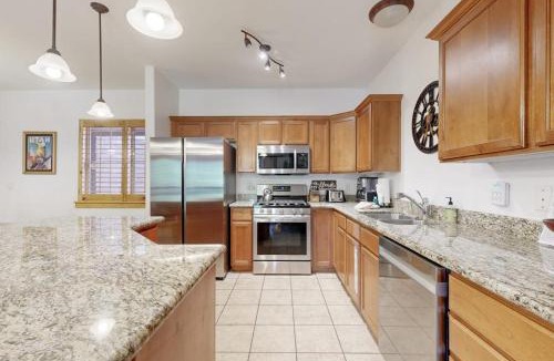 Bear Hollow Village House | Spacious condo with pool hot tub garage gym & balcony - near Park City