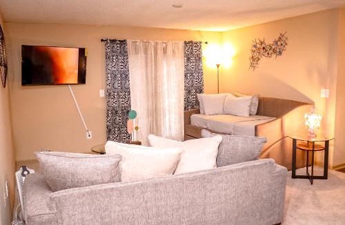 Norcross Apartment | Easy Access 2beds,1bt luxury kingbed with pool sleeps 4