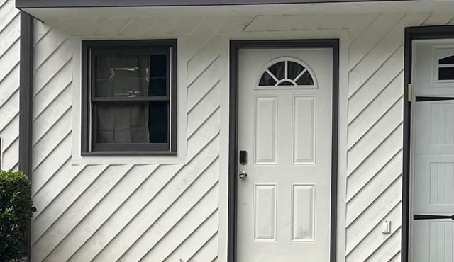 Pit Stop… Private Entrance, Independent & Convenient & Comfy Bedroom!