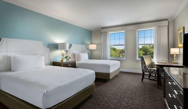 Close to Missouri History Museum! Pets Allowed! Parking, Pool, and Cinema!