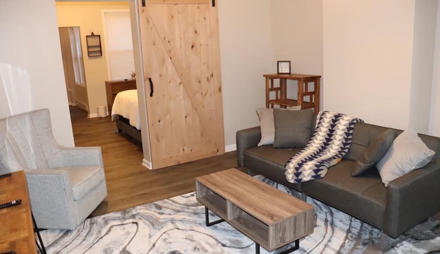 The Geneva Getaway- remodeled apartment walking distance from downtown Geneva