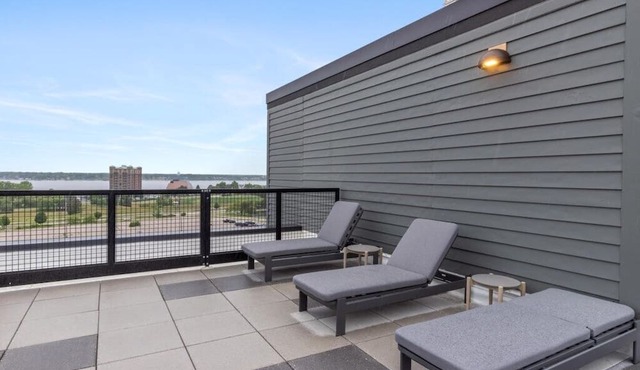 Modern Luxury with 2 King Beds & Water Views - Leonard Building