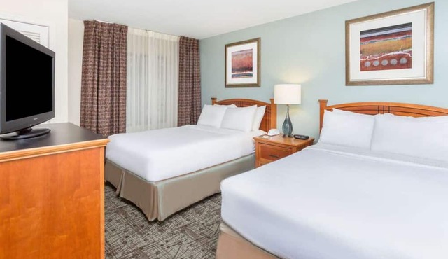 Ideal Mix of Comfort and Value! Full Kitchen, Swimming Pool, Free Breakfast!