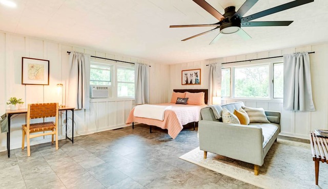 Modern Studio < 13 Mi to Saratoga Racetrack!