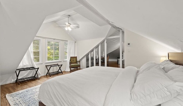 Hot Tub + King Bed + Walkable