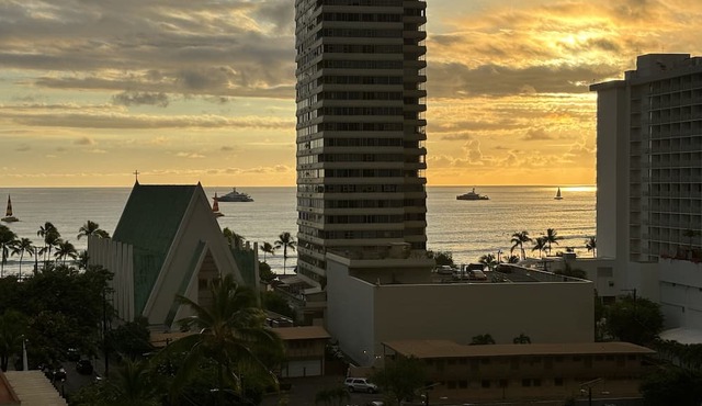 Waikiki Banyan OCEAN VIEW REMODELED - "Ohana Suite" , free parking, lots of amenities!