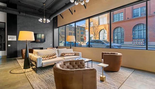 Designer Apt: Walk to Busch Stadium, Free Parking