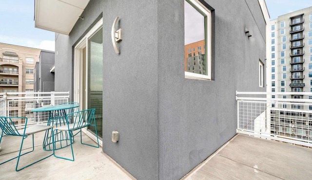 Two-Bedroom Apartment w/Balcony - Gym - Balcony