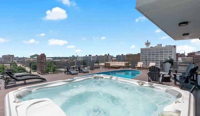 Stylish Downtown Penthouse Views ABODEbucks