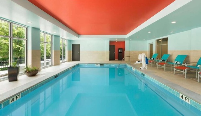 Modern Queen Studios w/Free Breakfast, Shuttle & Steps from Perimeter Mall