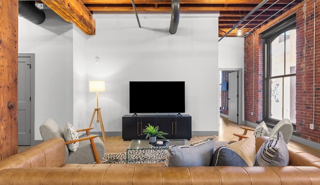 Brick & Bed - 2B/2B Spacious Riverfront Loft