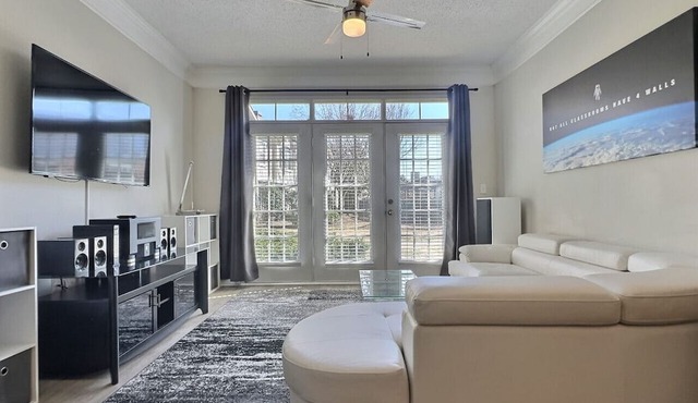 Stellar suite w/Gym, Pool & Netflix, sleeps 4!