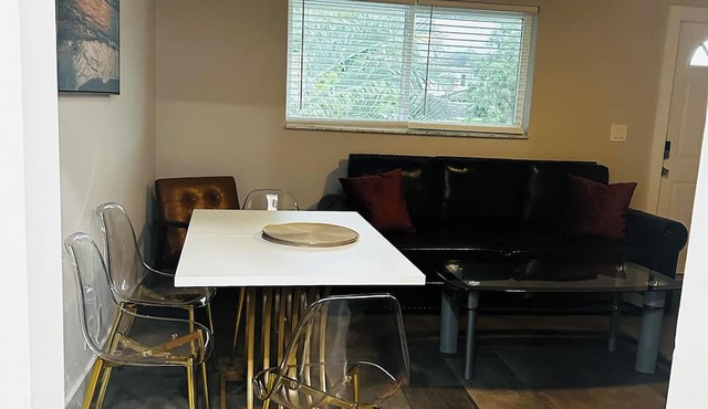 Charming 1-bedroom apartment in prime E Delray Beach with WiFi, AC, pets welcome