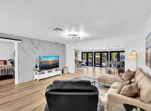 Heated Pool Family Home - 5 beds - 2 bathrooms - 5min to Lauderdale-By-The-Sea & Pompano Beach