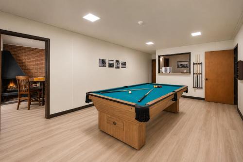 The Fox Den in Old Town! Pool, Sauna & Game Room