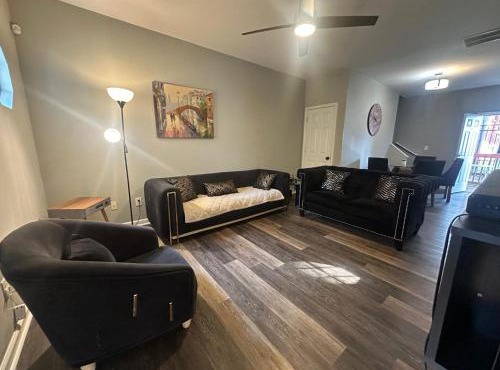 Basic 4 bedrooms with 6 beds 15 min from downtown sleeps 9 Adults comfortably for Work crews and Large groups