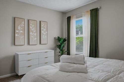 Midnight Serenity SPACIOUS LUX 1BR POOL NEAR THE BATTERY