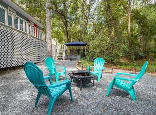 Charming Riverfront Cottage Private Deck and Views in Hortense, Georgia