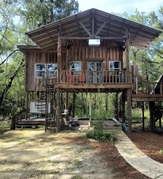 Off-Grid Cabin Retreat Near Satilla River, Georgia