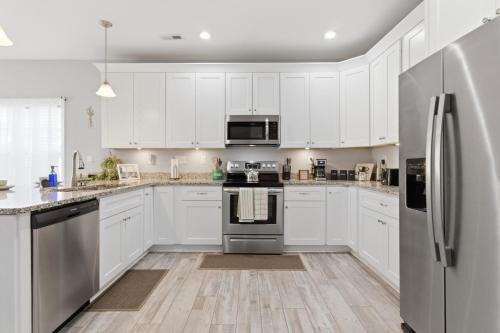 4BR Sleeps 12 with Game Room Minutes from Beach